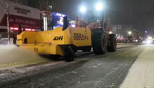 因为有你，这个雪天不在寒冷，除雪保障——开云网页版为您服务(图2)